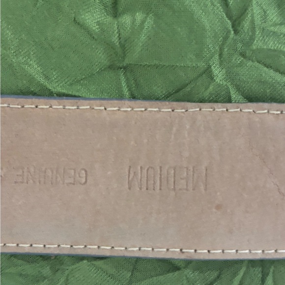 Ellen Tracy Vintage Tan Belt made of snakeskin. Very soft with small pattern. - Picture 7 of 8